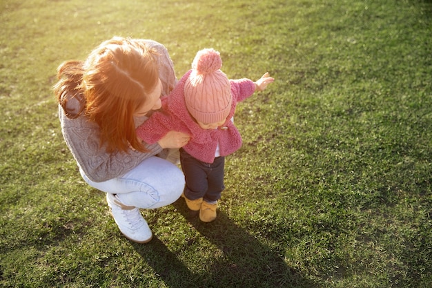 Foto gratuita genitore e bambino che camminano insieme a tutto campo