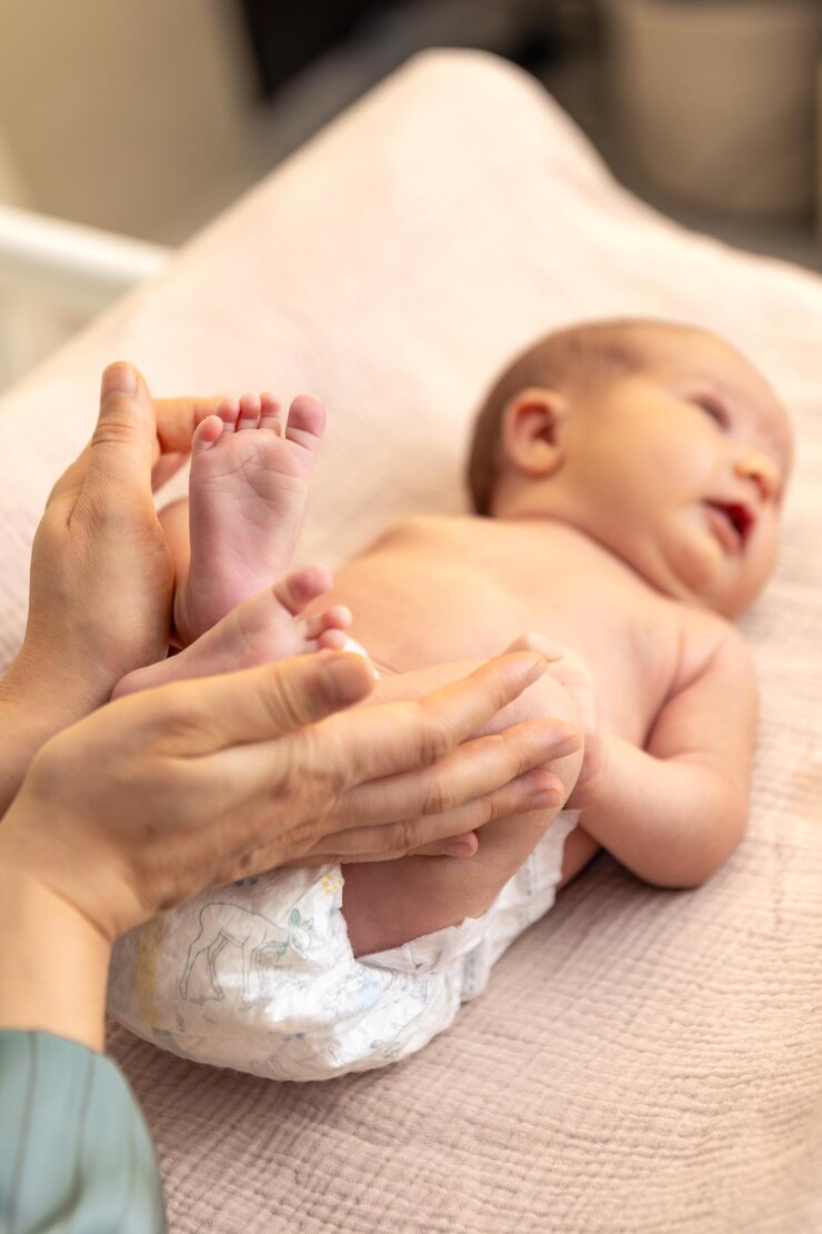 Free Photo parent holding in the hands feet of newborn baby mom holding baby feet