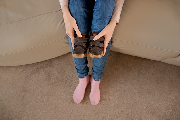 Vista dall'alto delle gambe del bambino della holding del genitore