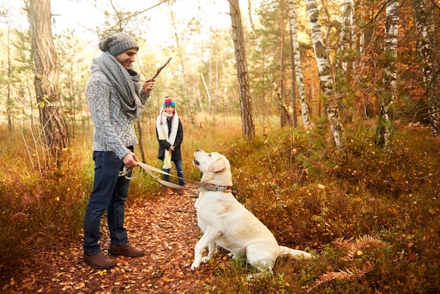 Free photo parent playing with his dog and gives a command