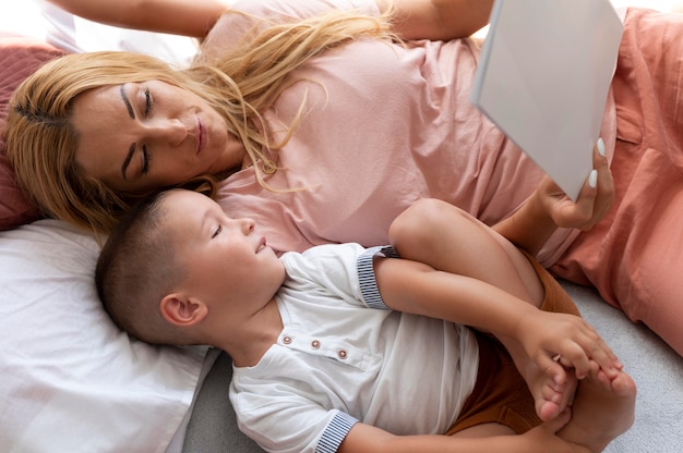 親が子供と充実した時間を過ごす