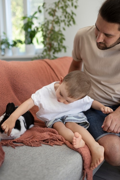 Foto gratuita genitore che trascorre del tempo di qualità con il proprio figlio