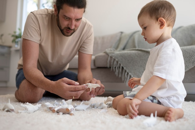 Foto gratuita genitore che trascorre del tempo di qualità con il proprio figlio