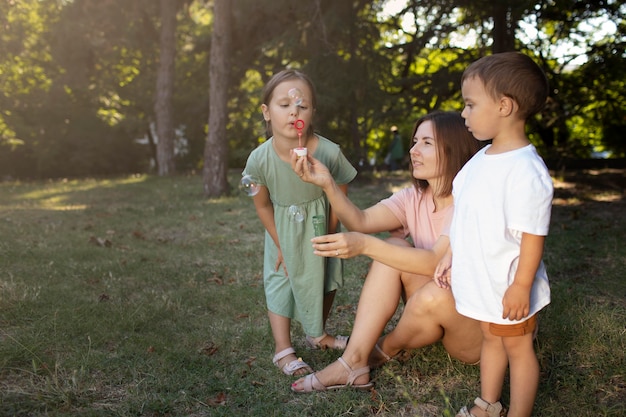 Foto gratuita genitore che trascorre del tempo di qualità con i propri figli