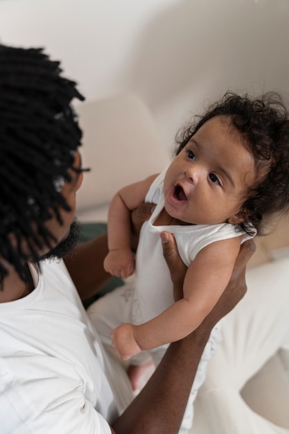 Foto gratuita genitore che trascorre del tempo con il bambino