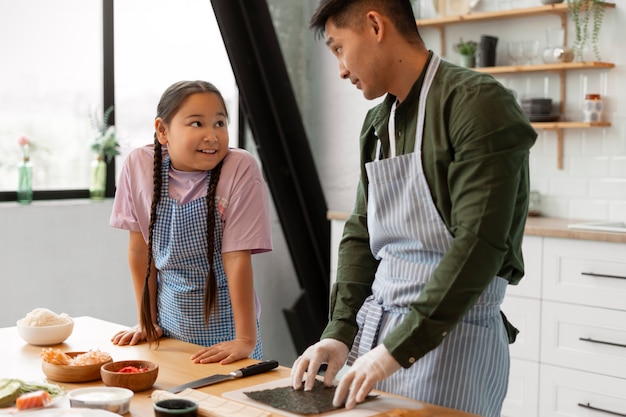 無料写真 子どもに寿司を作る方法を教える親