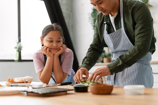 無料写真 子どもに寿司を作る方法を教える親