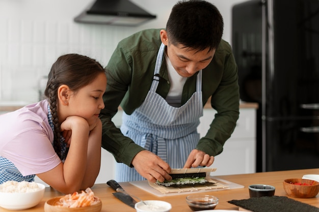 無料写真 子どもに寿司を作る方法を教える親