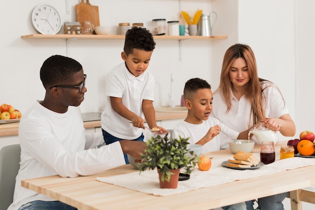 I genitori cucinano insieme ai loro figli