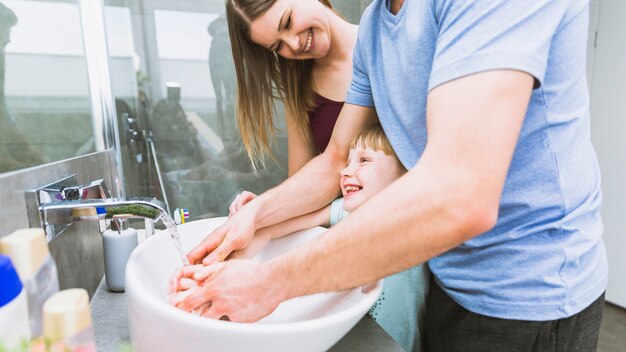 両親と少女の手洗い