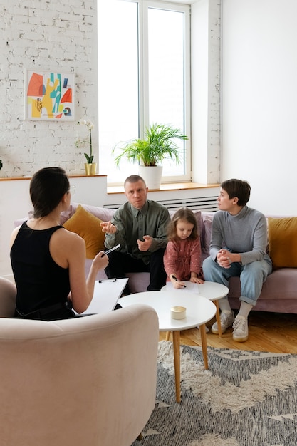 Foto gratuita genitori e bambini che fanno terapia