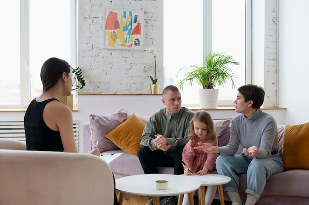 Foto gratuita genitori e bambini che fanno terapia