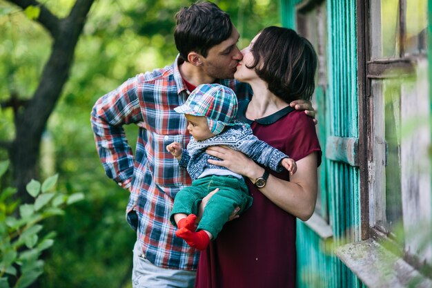 屋外でキスをする親