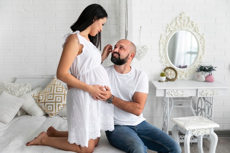 Free Photo parents posing while looking at each other