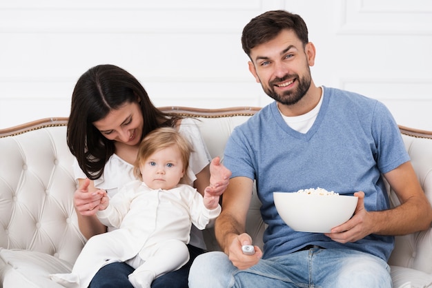 Free photo parents on sofa with baby