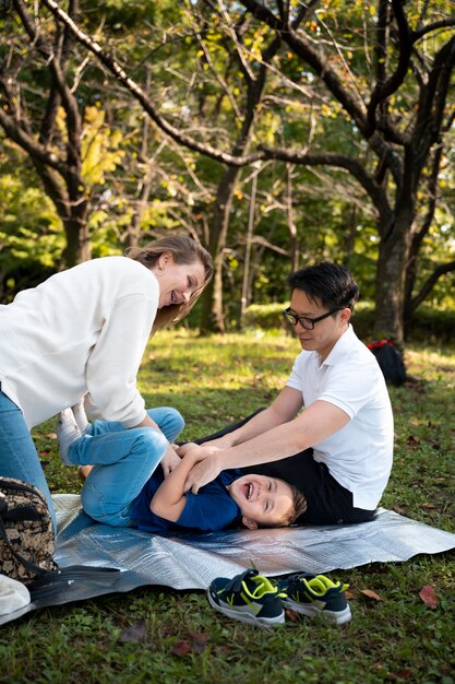 자녀와 시간을 보내는 부모