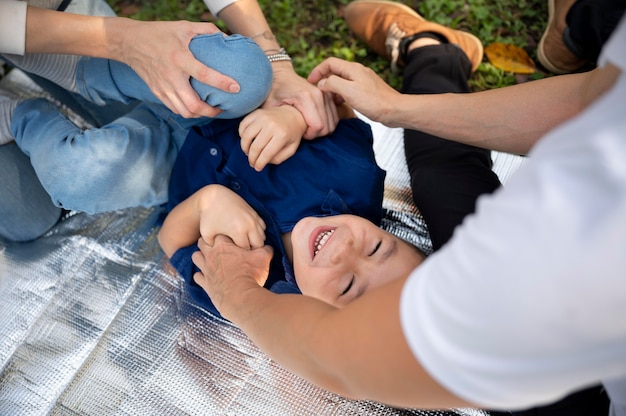 Foto gratuita i genitori trascorrono del tempo con il loro bambino