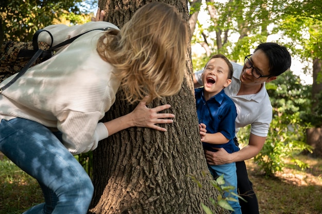 Foto gratuita i genitori trascorrono del tempo con il loro bambino