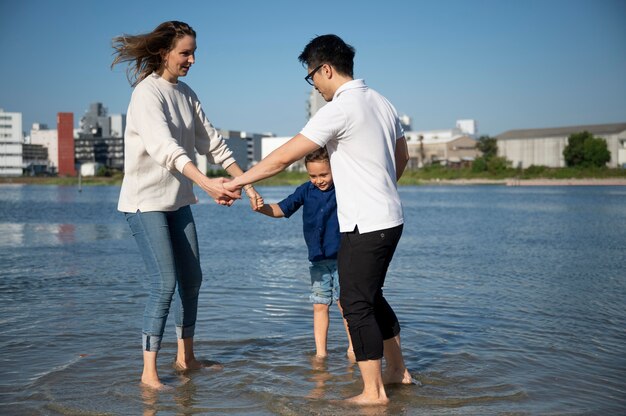 子供と一緒に時間を過ごす親