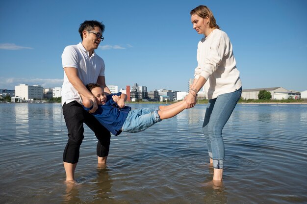 子供と一緒に時間を過ごす親