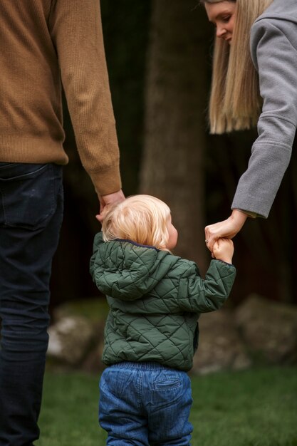 自然の中で子供と一緒に歩く親