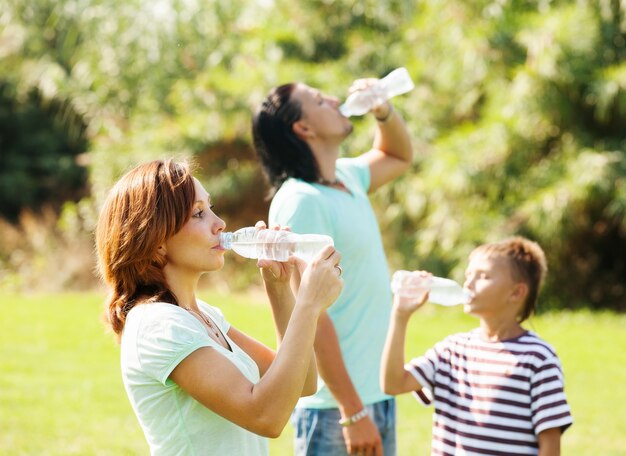 родители с мальчиком пьют чистую воду