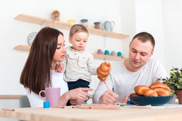 台所のテーブルで子供を持つ親