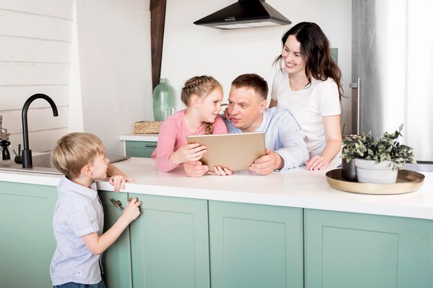 Родители с детьми на кухне