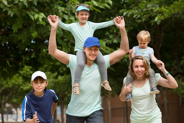 Foto gratuita genitori con bambini all'aperto