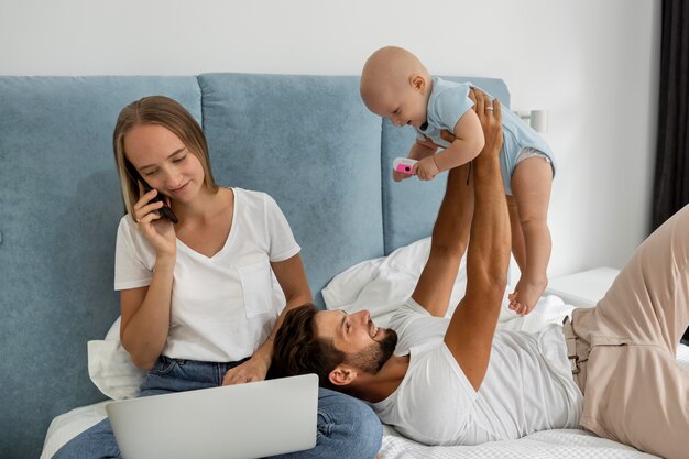 자녀와 격리하는 동안 집에서 노트북으로 작업하는 부모