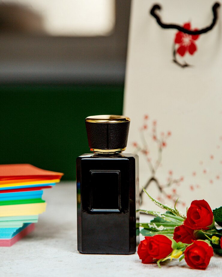 Бесплатный Фотография parfum в черной бутылке на столе