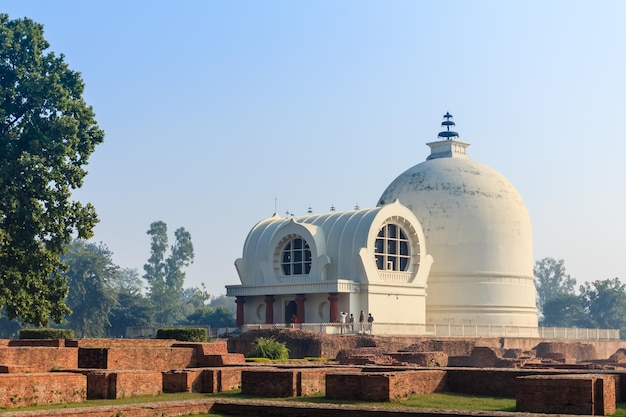 Parinirvana Stupa 및 사원 Kushinagar India