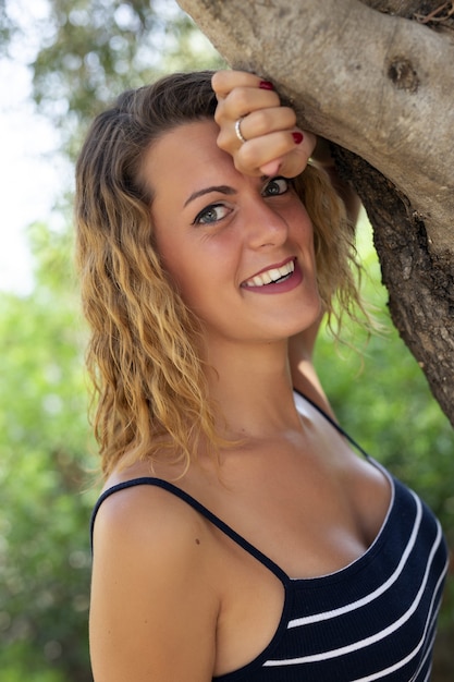 Free photo parís, france - sep 17, 2020: blonde girl posing on mountain