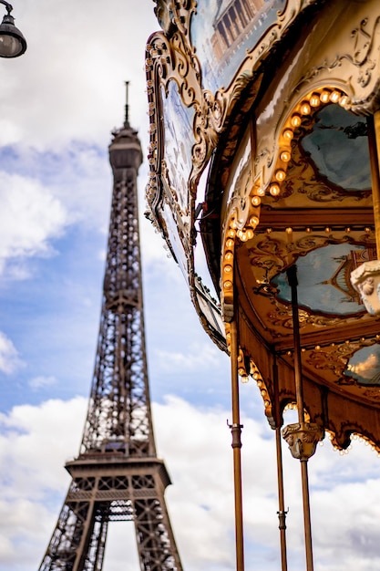 파리, 프랑스. 파리의 명소, 에펠탑, 회전목마.