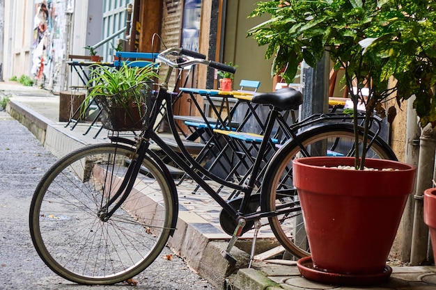 Припаркованный велосипед на узкой улице Стамбула