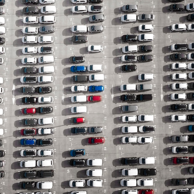 Припаркованные автомобили над видом
