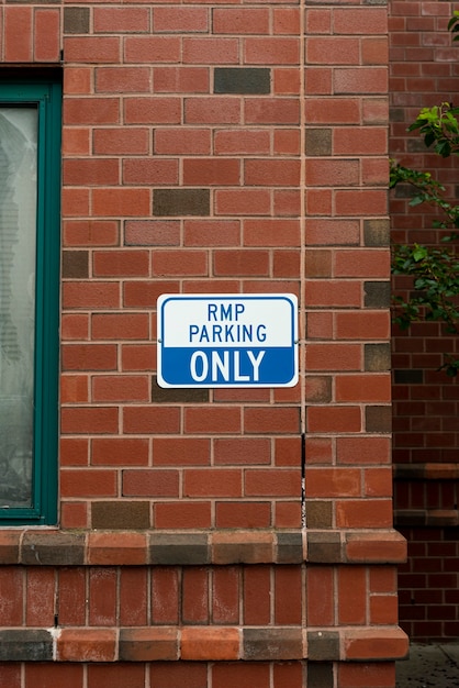 レンガの壁の正面にサインを駐車場