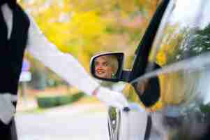 Foto gratuita parcheggiatore che aiuta la donna a parcheggiare la sua auto