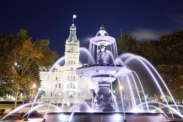 Здание парламента и фонтан ночью в Квебеке