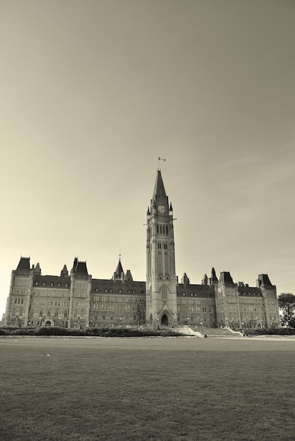 Черно-белое здание Парламентского холма в Оттаве, Канада