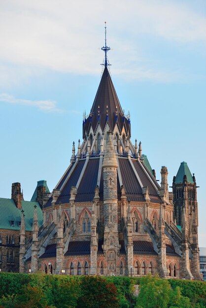 Крупный план библиотеки Парламентского холма в Оттаве, Канада
