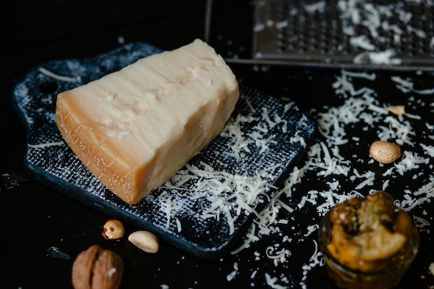 파마산 치즈. 커팅 보드에 이탈리아 강판 된 파 르 마 치즈