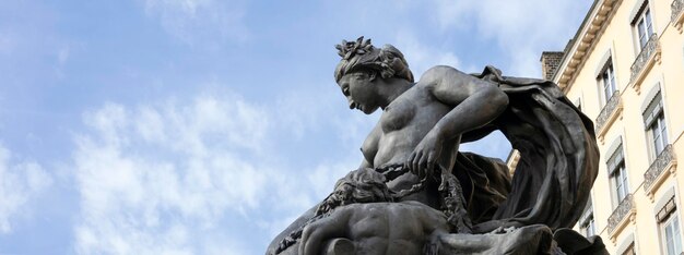 Часть известного Fontaine des Terreaux в Лионе