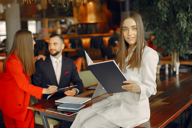 Free photo partners sitting at the table and working in a cafe