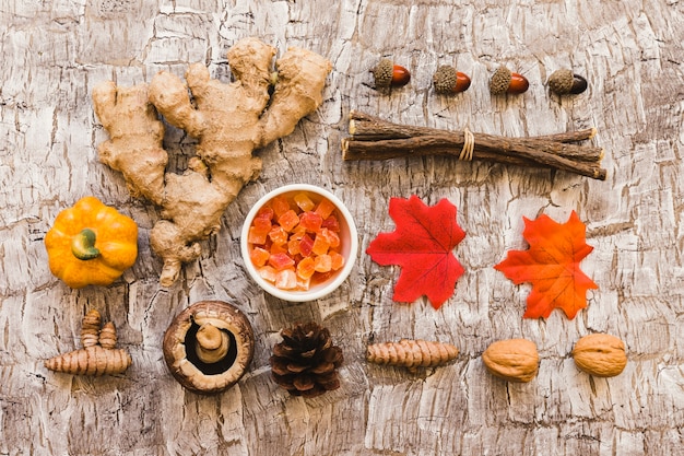 Foto gratuita parti dell'albero e composizione del cibo