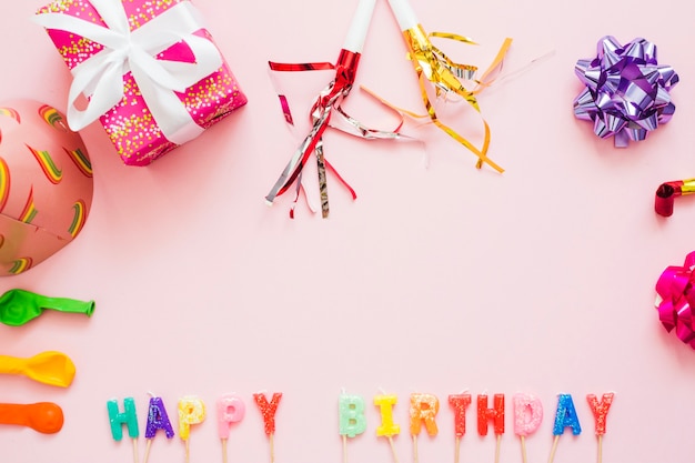 Foto gratuita decorazione del partito e parole happy birthday