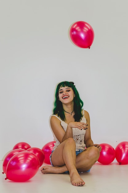 Партия девушка, играющая с воздушным шаром