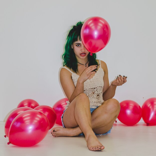Партийная девушка с воздушным шаром
