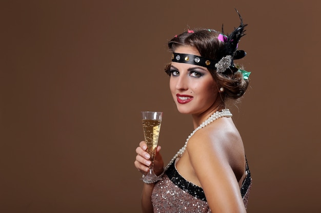 Foto gratuita festa donna bicchiere di vino e guarda camre