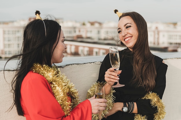 Foto gratuita ragazze che fanno festa sul tetto